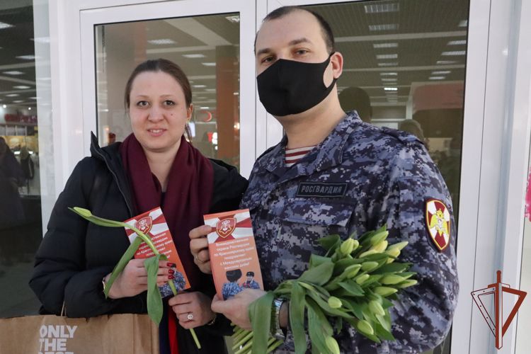 Сотрудники и военнослужащие Росгвардии поздравили красноярок праздничной программой «Дарите женщинам цветы» 
