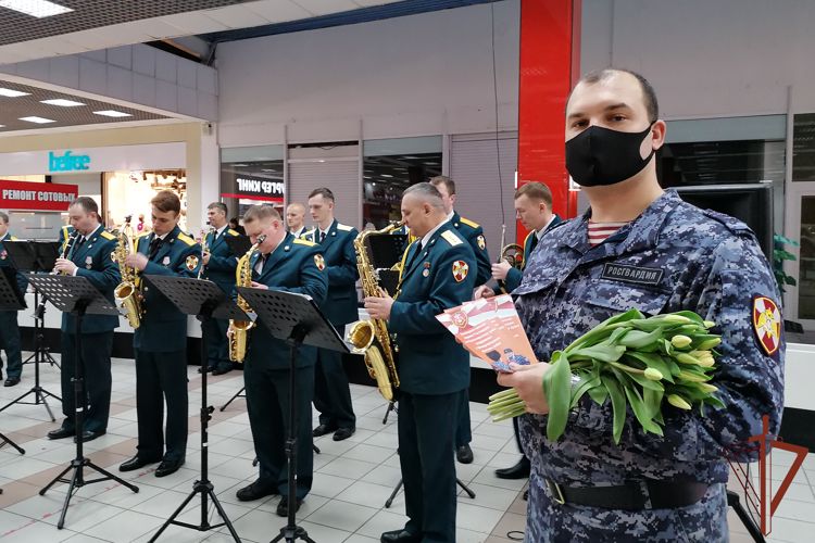 Сотрудники и военнослужащие Росгвардии поздравили красноярок праздничной программой «Дарите женщинам цветы» 