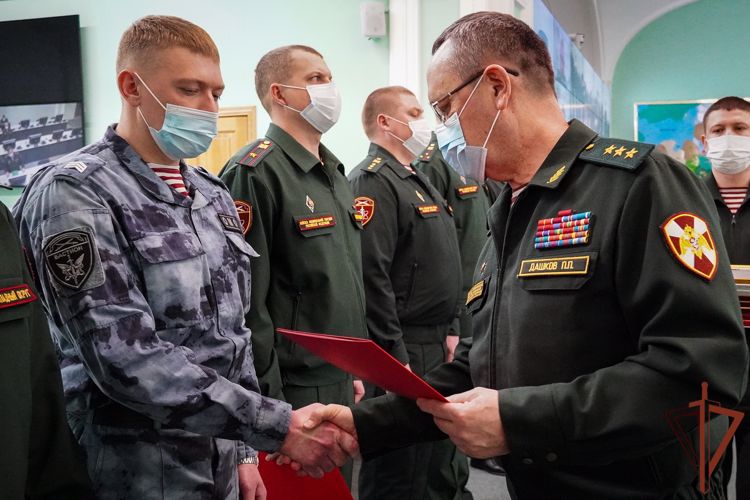 За вклад в обеспечение общественной безопасности наградили росгвардейцев в Петербурге 