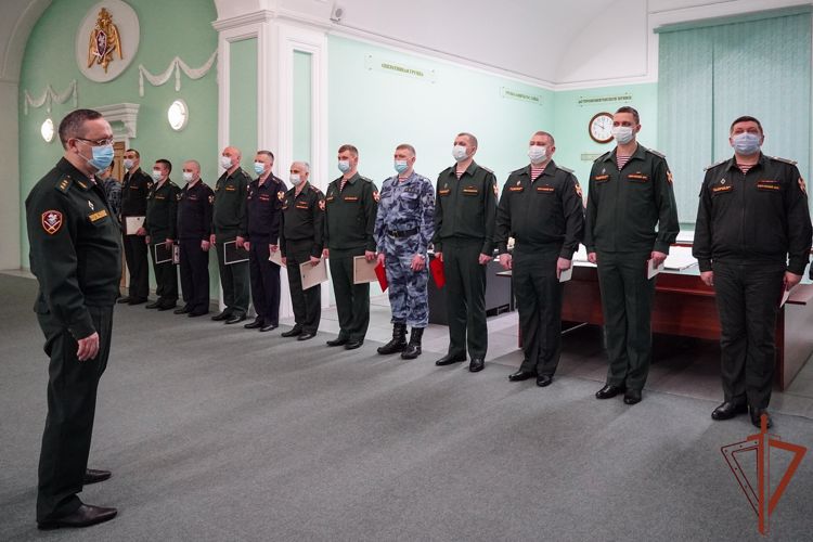 За вклад в обеспечение общественной безопасности наградили росгвардейцев в Петербурге