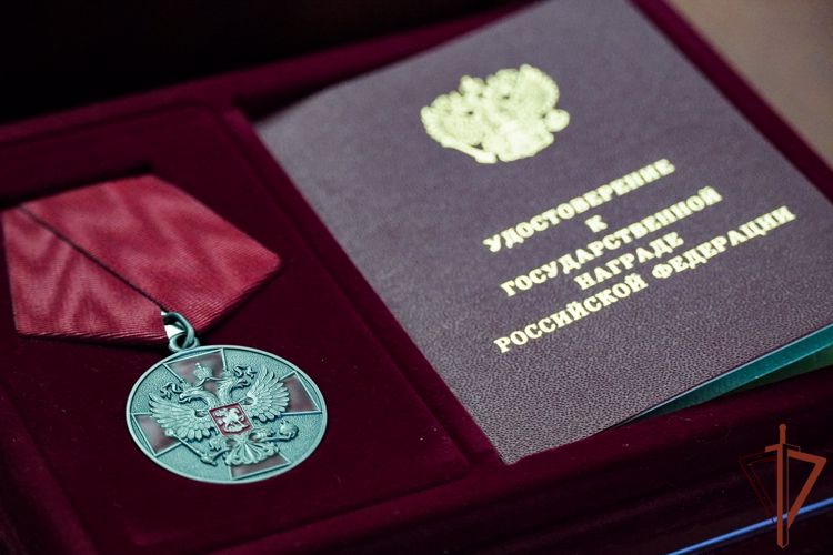За вклад в обеспечение общественной безопасности наградили росгвардейцев в Петербурге 
