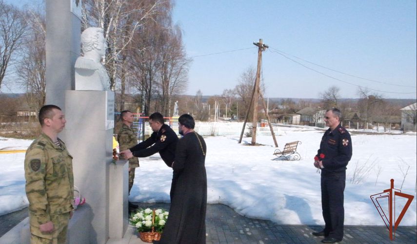 Росгвардейцы почтили память первого командующего внутренней стражей графа Комаровского в Орле