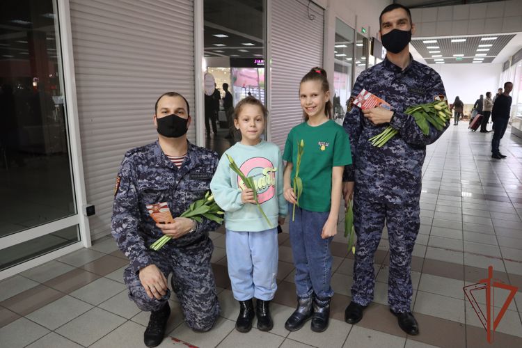 Сотрудники и военнослужащие Росгвардии поздравили красноярок праздничной программой «Дарите женщинам цветы» 