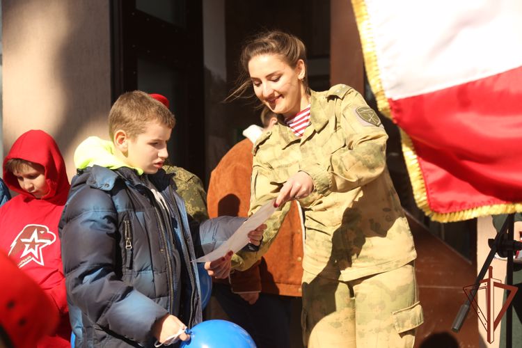 Ученики одной из крымских школ совместно с Росгвардией провели акцию в поддержку российских военных (видео)