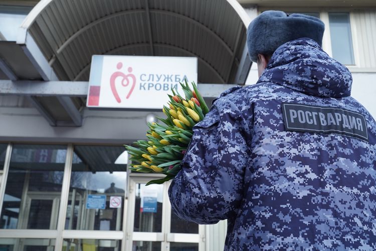 Росгвардейцы поздравили столичных врачей с Международным женским днем