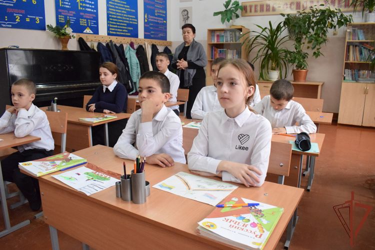 Дагестанские школьники написали письма росгвардейцам