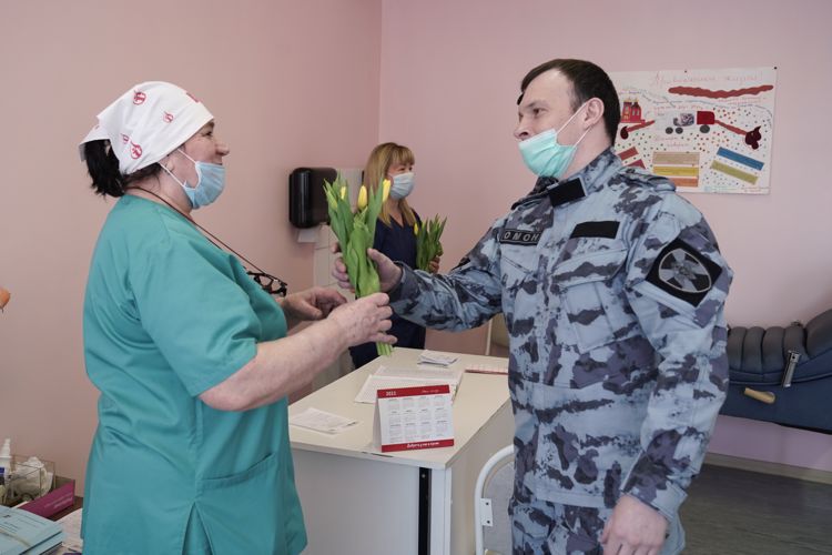 Росгвардейцы поздравили столичных врачей с Международным женским днем