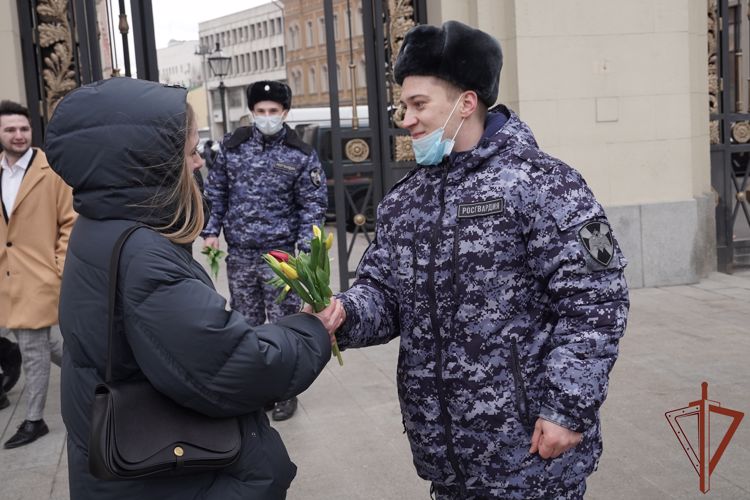 Более тысячи букетов сотрудники Росгвардии подарили женщинам Москвы и поздравили их с 8 марта