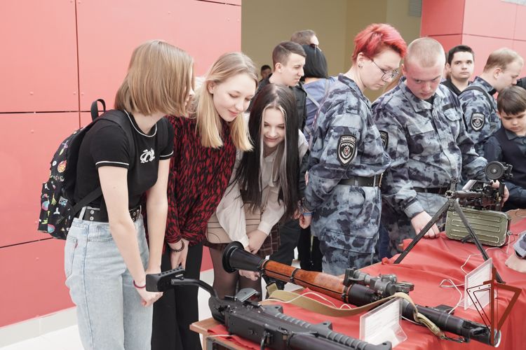 В преддверии Дня Росгвардии более 500 юных москвичей побывали в гостях у различных подразделений ведомства
