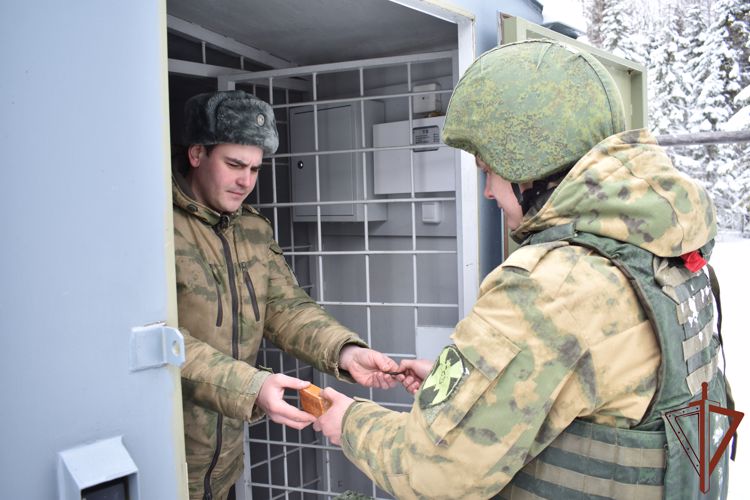 В Сыктывкаре военнослужащие Росгвардии в ходе занятий по инженерной подготовке отработали огневой способ взрывания