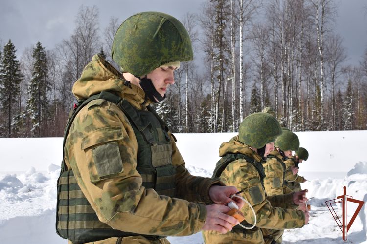 В Сыктывкаре военнослужащие Росгвардии в ходе занятий по инженерной подготовке отработали огневой способ взрывания