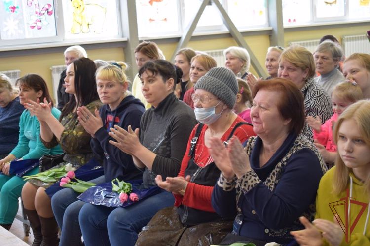 В Нижегородской области военнослужащие Росгвардии организовали праздничный концерт для беженцев