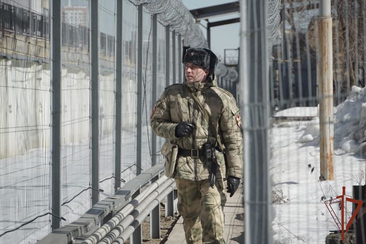 Военнослужащие Росгвардии задержали мужчину за попытку попасть на охраняемый объект в Москве