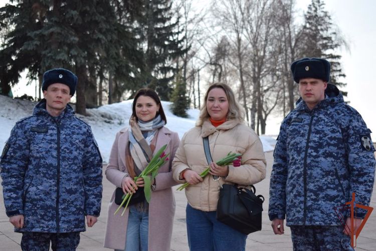 Росгвардейцы Приволжского округа поздравили женщин с наступающим праздником - 8 марта