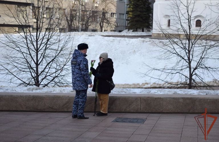 Росгвардейцы Приволжского округа поздравили женщин с наступающим праздником - 8 марта