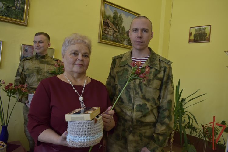 В лесновском полку Росгвардии встретились с мамами военнослужащих, погибших при выполнении служебно-боевых задач в разные годы (видео)