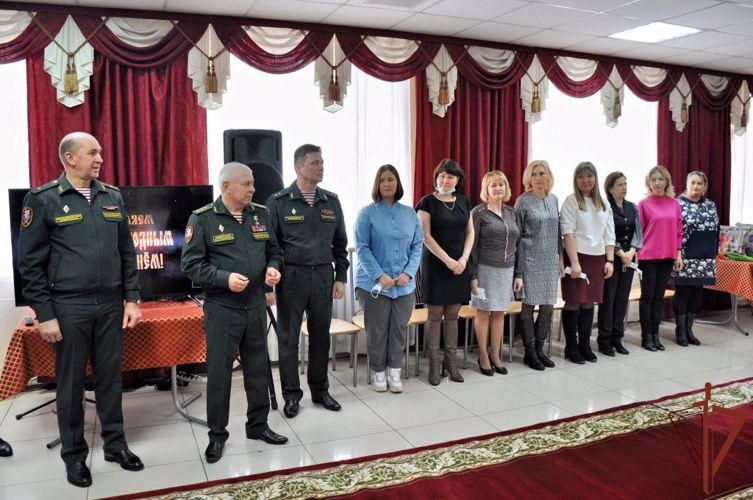 Командующий Уральским округом Росгвардии поздравил женщин с праздником 8 марта