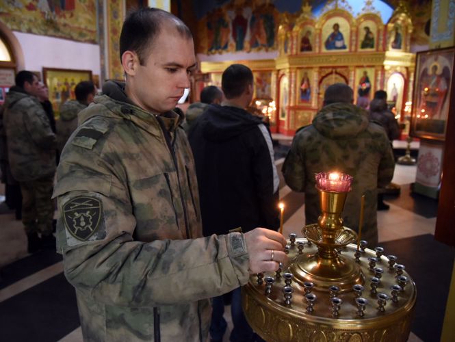 В Грозном военнослужащие Росгвардии приняли участие в божественной литургии перед началом Великого поста