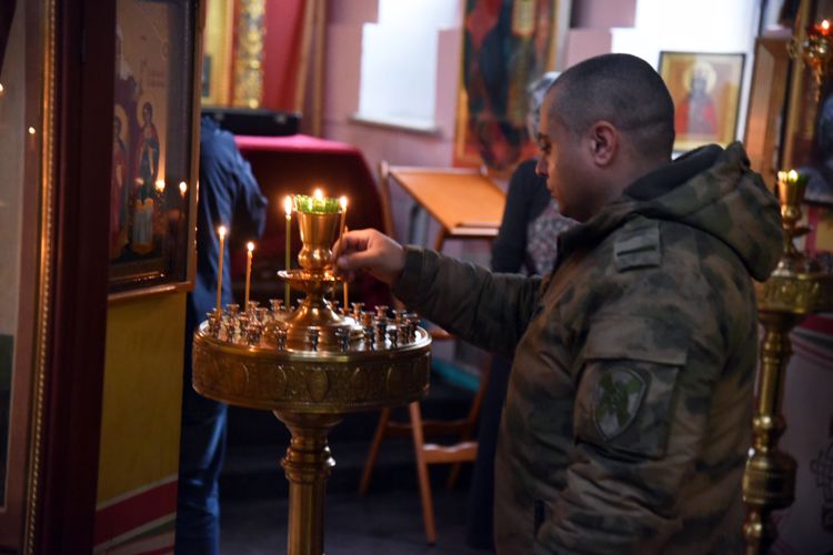 В Грозном военнослужащие Росгвардии приняли участие в божественной литургии перед началом Великого поста