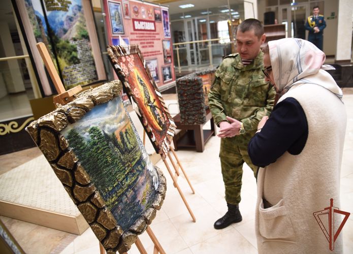 Выставка работ художников из Росгвардии открылась в Грозном