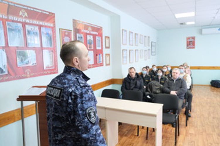 День открытых дверей провели росгвардейцы для школьников в Курске