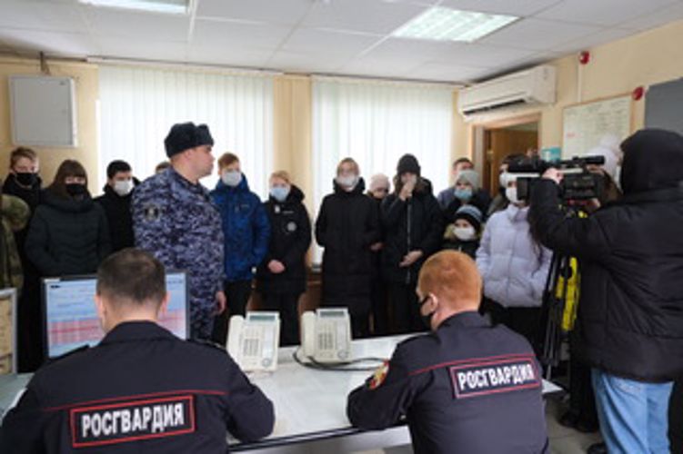 День открытых дверей провели росгвардейцы для школьников в Курске