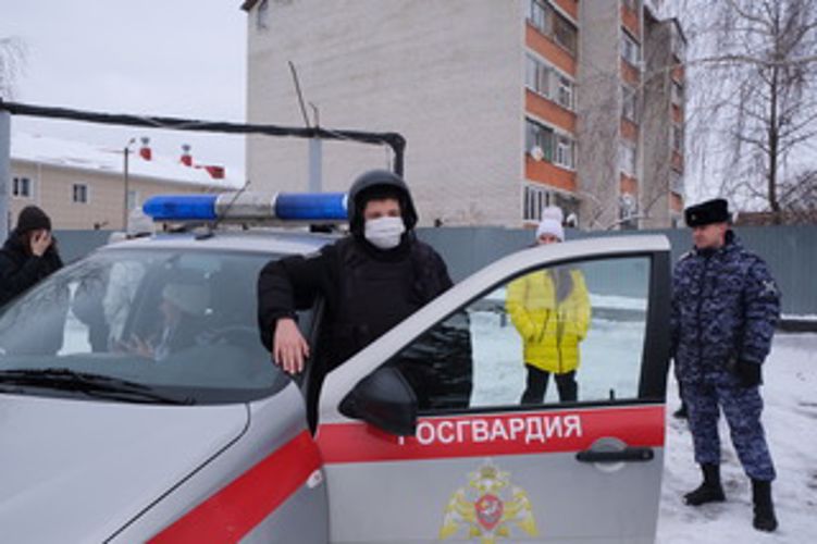 День открытых дверей провели росгвардейцы для школьников в Курске