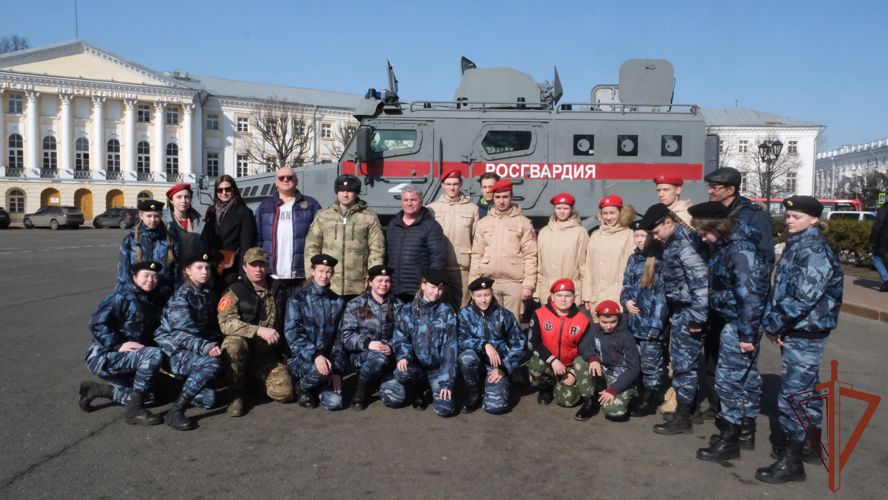 Росгвардейцы поддержали акцию «Своих не бросаем» в Ярославле (видео)