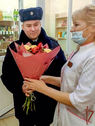 Росгвардейцы поздравили с Днём рождения вдову сотрудника, погибшего при исполнении служебного долга
