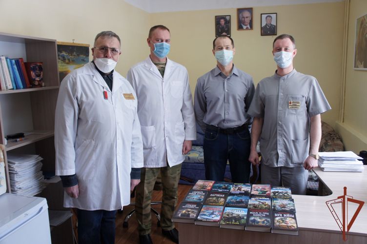Ветераны Росгвардии передали книги для военнослужащих, находящихся на лечении в 4-м военном госпитале в Кирове