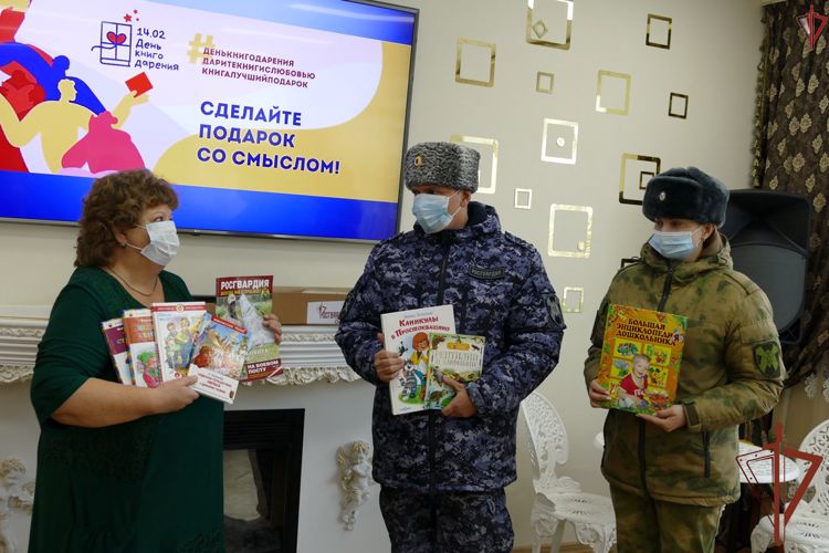 Росгвардейцы пополнили детский библиотечный фонд Омской области более чем на 400 книг