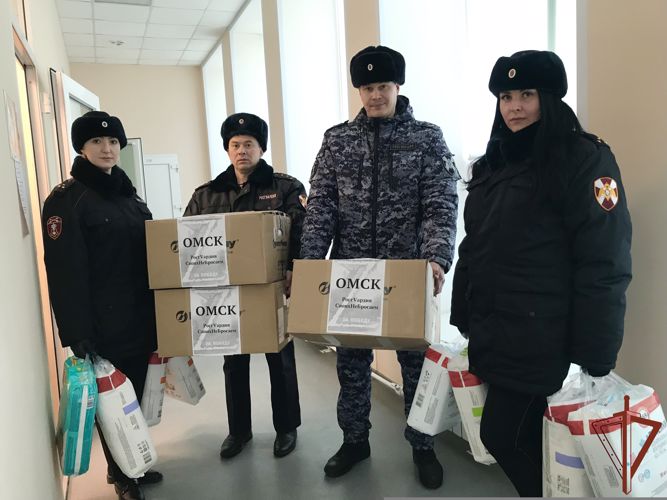 Сотрудники Росгвардии в Омске собрали гуманитарную помощь для беженцев из Донбасса