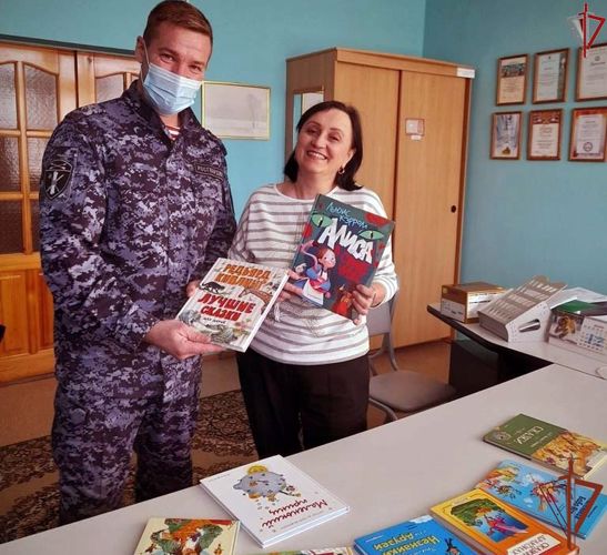 Росгвардейцы пополнили детский библиотечный фонд Омской области более чем на 400 книг