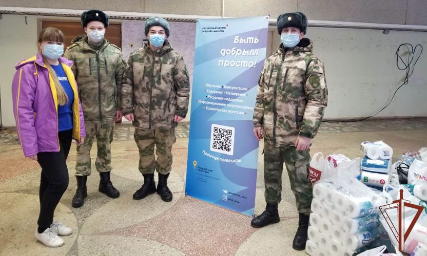 Военнослужащие саровского соединения Росгвардии оказывают помощь вынужденным переселенцам