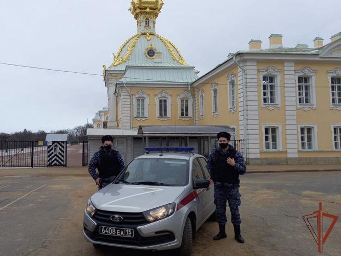 Сотрудники Росгвардии Санкт-Петербурга и Ленинградской области присоединились к акции «Своих не бросаем»