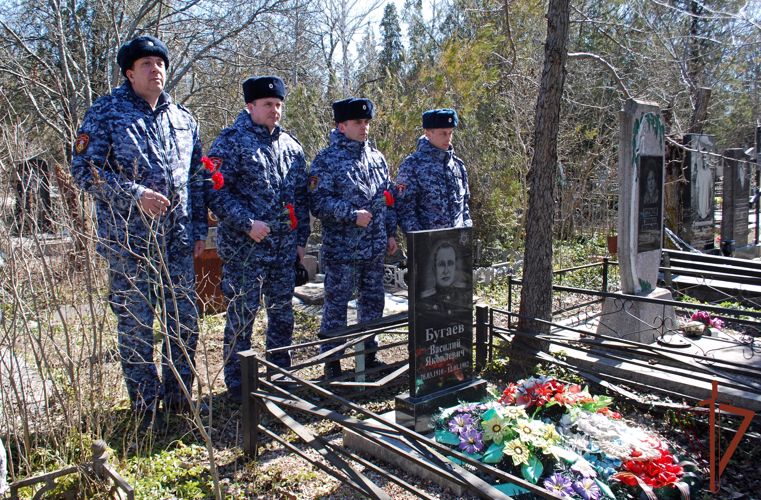 Росгвардейцы благоустроили место захоронения первого начальника вневедомственной охраны Крыма