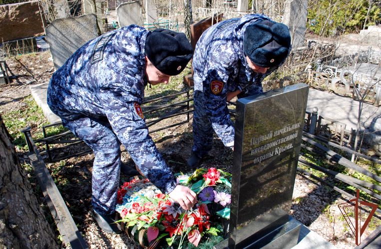 Росгвардейцы благоустроили место захоронения первого начальника вневедомственной охраны Крыма
