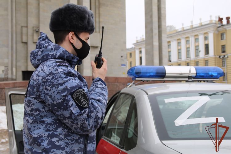 Сотрудники Росгвардии Санкт-Петербурга и Ленинградской области присоединились к акции «Своих не бросаем»