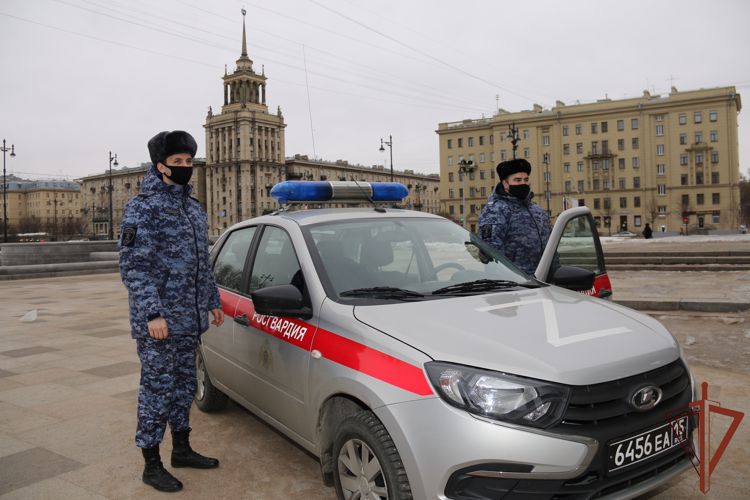 Сотрудники Росгвардии Санкт-Петербурга и Ленинградской области присоединились к акции «Своих не бросаем»