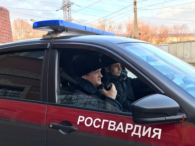Наряд Росгвардии в Омске пресек движение автомобиля под управлением нетрезвого водителя 