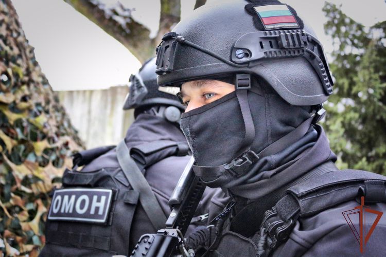 При содействии калининградского ОМОН проведены обыски у подозреваемых в получении и дачи взятки