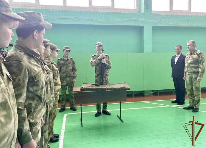 Заместитель командующего Южного округа Росгвардии встретился в Волгоградской области с учащимися профильных классов ведомства 