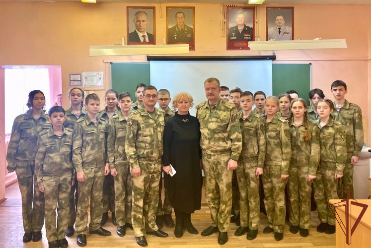 Заместитель командующего Южного округа Росгвардии встретился в Волгоградской области с учащимися профильных классов ведомства 