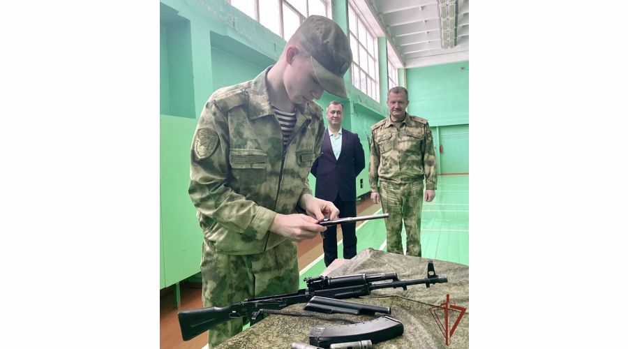 Заместитель командующего Южного округа Росгвардии встретился в Волгоградской области с учащимися профильных классов ведомства