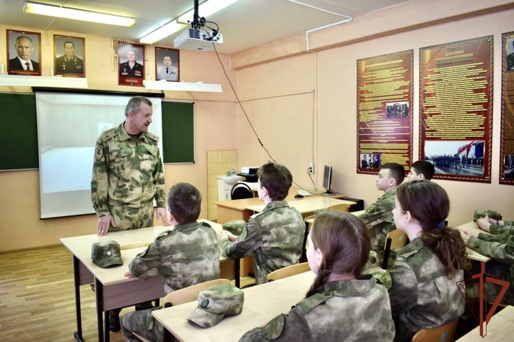 Заместитель командующего Южного округа Росгвардии встретился в Волгоградской области с учащимися профильных классов ведомства 