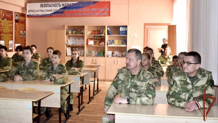 Заместитель командующего Южного округа Росгвардии встретился в Волгоградской области с учащимися профильных классов ведомства 