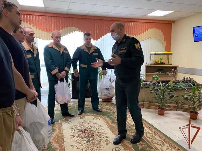 Заместитель командующего Уральским округом навестил пациентов, проходящих лечение в 5-м военном клиническом госпитале Росгвардии 