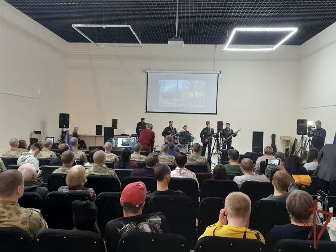 Военные музыканты Росгвардии приняли участие в рок-концерте в поддержку российской армии