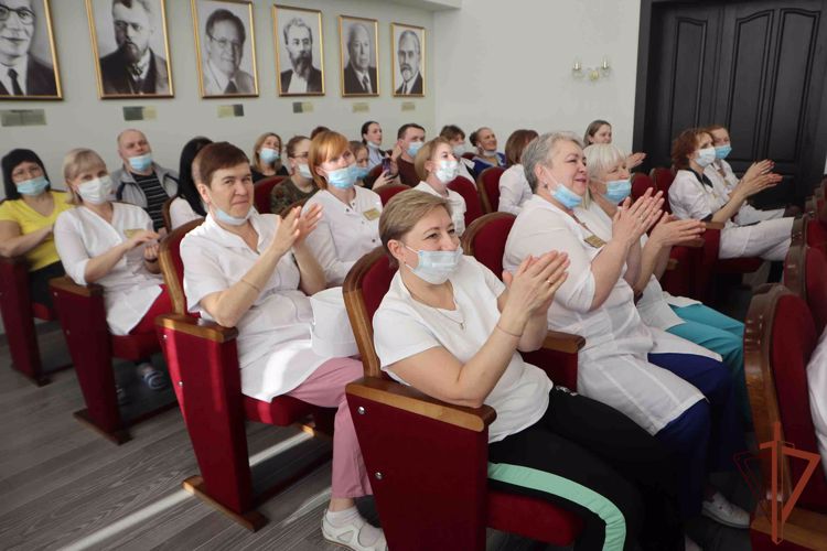 Ансамбль песни и пляски Уральского округа Росгвардии поздравил женский коллектив госпиталя в Екатеринбурге (видео)