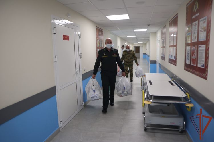 Заместитель командующего Уральским округом навестил пациентов, проходящих лечение в 5-м военном клиническом госпитале Росгвардии 